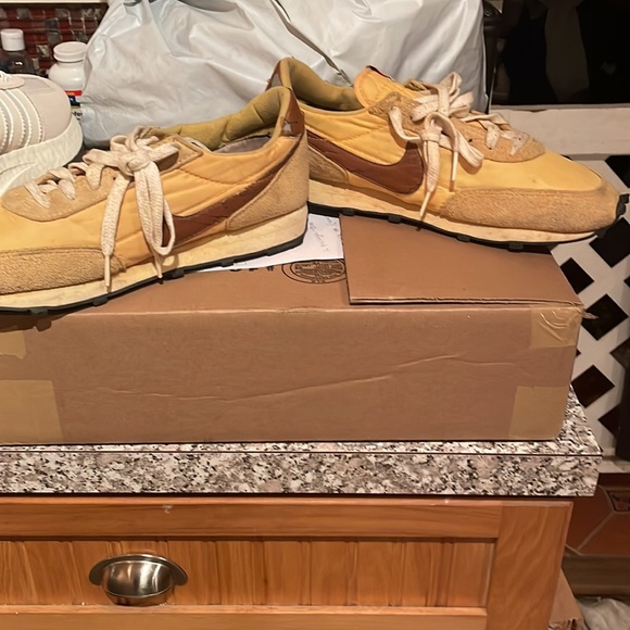 1st NIKE SNEAKER EVER ..lol size 10 -worn 3/4 times. Quick vacuum and clean 🧼 - Picture 3 of 5